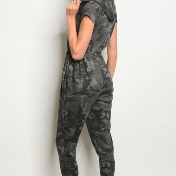 ⚡️Camo Jumpsuit - Picture 2 of 4